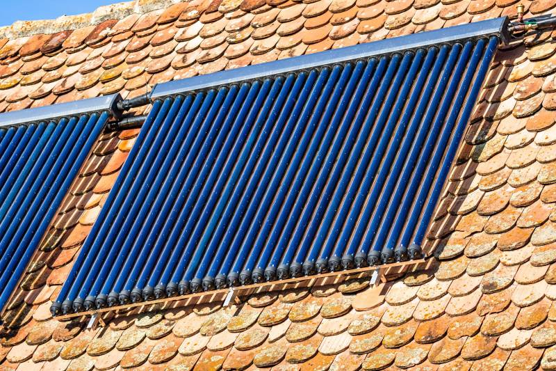 Comment fonctionnent les panneaux solaires thermiques sur le toit d'un logement à Fréjus dans le Var (83) ?