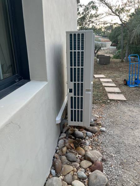 Pose d'une climatisation murale réversible dans une villa à Fréjus dans le Var